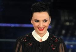 Arisa cambia idea e toglie la parrucca: "Non ero io. Serve una parrucca per farsi amare?"