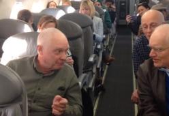 L’aereo non parte? Una band intrattiene i passeggeri