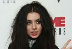 Charli XCX annulla cinque concerti per ragioni personali
