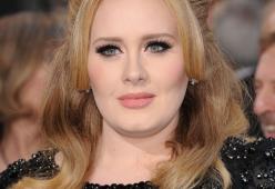 Adele: album rimandato a settembre
