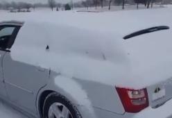 Come si toglie la neve dalla macchina? In Russia così. 