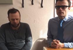 In un video, la reazione del papà di quattro bambine che sente il silenzio per la prima volta
