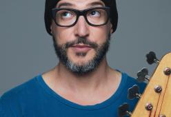 A 105 Mi Casa entra un grande bassista, compositore e produttore discografico italiano: Saturnino