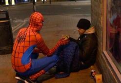 Un misterioso Spider-Man sfama i senzatetto 