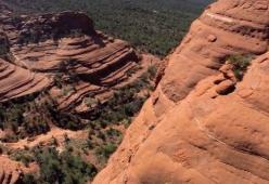 Un mountain biker sfida il sentiero più pericoloso del mondo 