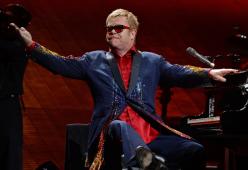 Elton John chiede aiuto alla Regina Elisabetta