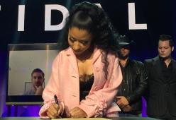 Nicki Minaj consola un fan sul palco 
