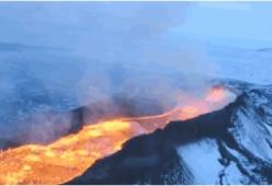 Lava versata sul ghiaccio: ecco cosa succede 