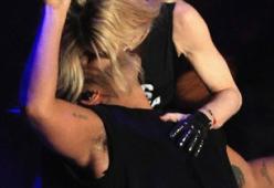 Madonna, il bacio che fa impazzire il web 
