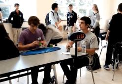 Un ragazzo batte il record mondiale di risoluzione del cubo di Rubik 