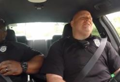 Cosa fanno due poliziotti in macchina? 