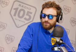 Dargen D'Amico arriva nella casa di Max Brigante 