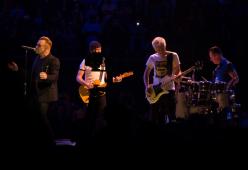 U2: l'ultimo saluto dal palco al tour manager Dennis Sheehan.