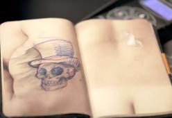 Imparare a tatuare? Sì, con il libro dalle pagine di pelle 