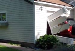 Un signore di 91 realizza il suo sogno: sfondare la porta del garage con la macchina 