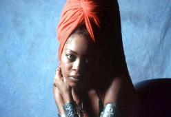 Erykah Badu: scuse ad Iggy Azalea
