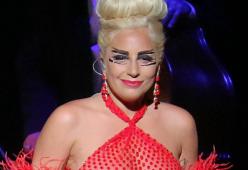 Lady Gaga e Taylor Kinney, nudi in copertina
