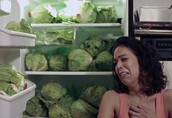 La clip che mostra la differenza tra donne e uomini per prepararsi alla prova costume