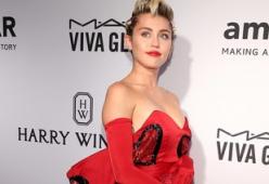 Miley Cyrus presenterà gli MTV Awards
