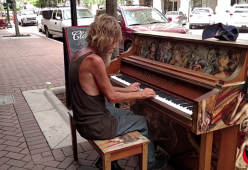Senzatetto ed ex-marine suona il piano e incanta i passanti