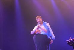 Damon Albarn: dopo 5 ore di concerto viene trascinato via dalla security