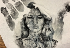 Dal palmo della mano alla carta: ecco l'arte di Russell Powell