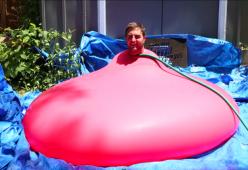 Un uomo entra in un pallone d'acqua gigante e...