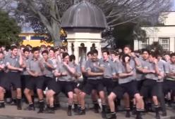L'addio struggente di un'intera scuola all'amato professore: la danza Haka da brividi