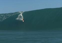 Niccolò Porcella sopravvive miracolosamente a un'onda gigante