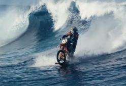 Robbie Maddison cavalca un'onda...su una motocicletta
