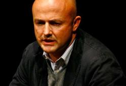 Nella casa di Max Brigante oggi c'è Gianluigi Nuzzi: il giornalista ci presenta 'Pecunia', in cui adatta per il teatro le inchieste condotte in questi anni sul rapporto tra Chiesa e Denaro.