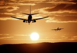 KLM twitta dove sedersi per non morire in caso di incidente aereo: è polemica