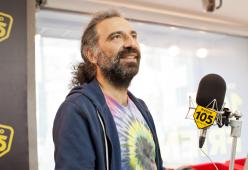 Stefano Bollani a 105 Mi Casa, venerdì 18 alle 18.00