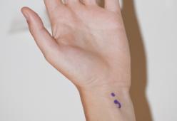 Punto e virgola, il tatuaggio per chi non si è arreso e dice si alla vita