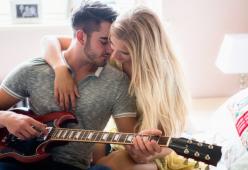 10 motivi per cui dovresti uscire con un chitarrista