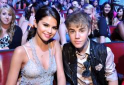 Justin Bieber fa una serenata a Selena Gomez
