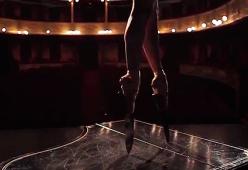 La ballerina classica che danza su lame affilate di coltello