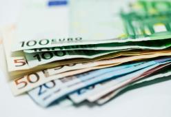 Nasconde 40mila euro nel forno ma la fidanzata cuoce uno strudel e li brucia