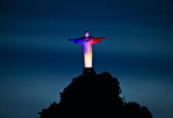 I monumenti di tutto il mondo si tingono con i colori della bandiera francese
