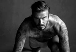 David Beckham beccato al volante col cellulare: patente sospesa