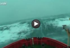 Nave in tempesta con mare forza 10. (video)