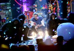 I Coldplay diventano scimpanzé per il nuovo video
