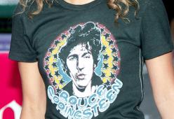 Quando le celebrities indossano t-shirt delle band musicali