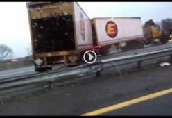 Mentre riprende un incidente tra 2 camion succede l'impossibile!