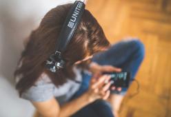 Perché non riusciamo a toglierci una canzone dalla testa?