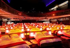 Andare al cinema e guardare un film dal letto? Ora si può