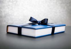 Insegnante scozzese regala 8mila libri alla biblioteca di Piacenza
