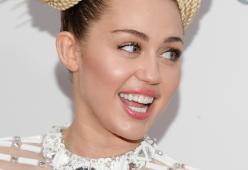 Miley Cyrus si schiera al fianco delle vittime di Bruxelles
