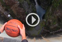 Una palla lasciata cadere nel vuoto. Quello che succede è incredibile! (video)
