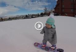 A soli 14 mesi è già una maestra dello snowboard 